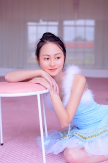 女子被男孩掀裙摸大腿